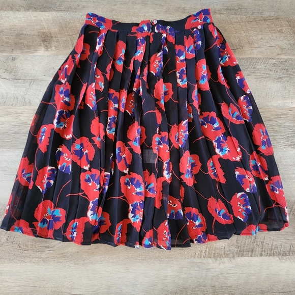 Modcloth Poppy Floral Pleated A-Line Chiffon Skirt - Picture 4 of 11